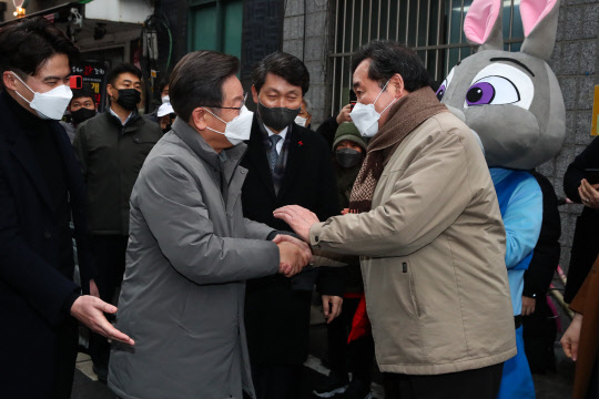 이재명(왼쪽) 민주당 대선후보와 이낙연 전 대표가 지난달 25일 경기 의정부시 행복로 시민광장에서 열린 '매타버스 의정부, 민심 속으로!' 유세현장에서 악수하고 있다. 국회사진기자단=연합뉴스